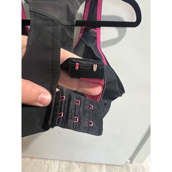 Under Armour Black Bra Woman’s Size 34C Heat Gear - Picture 13 of 16